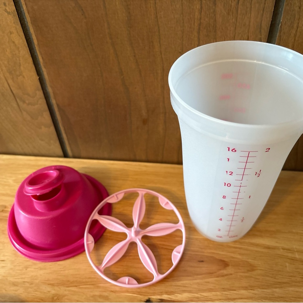 Tupperware Quick Shake Container - Picture 4 of 6